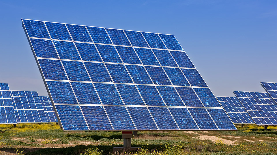 Symbolbild für Regensburger Solarpark: Solar Panels auf einem Feld.