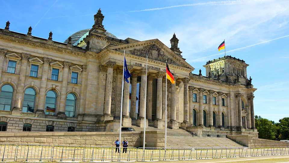 Politische Bildung: Deutscher Bundestag vor blauem Himmel