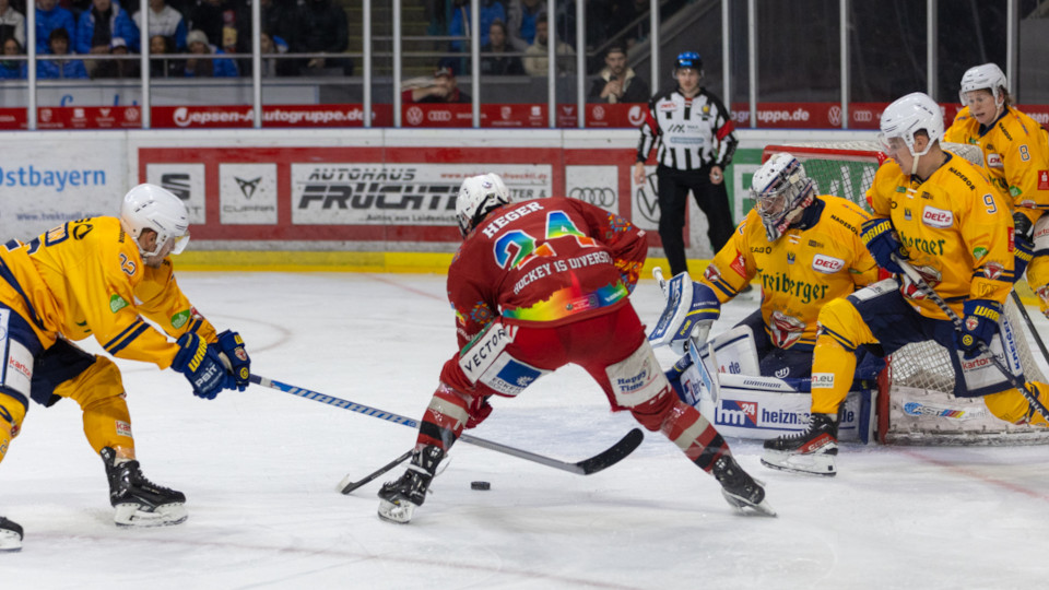 EBR Stürmer Lukas Hegner gegen die Lausitzer Füchse