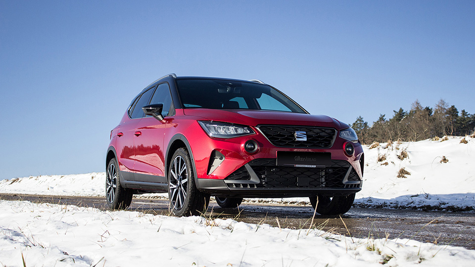 SEAT Arona FR in Rot, wie er vor einer weißen Winterlandschaft steht