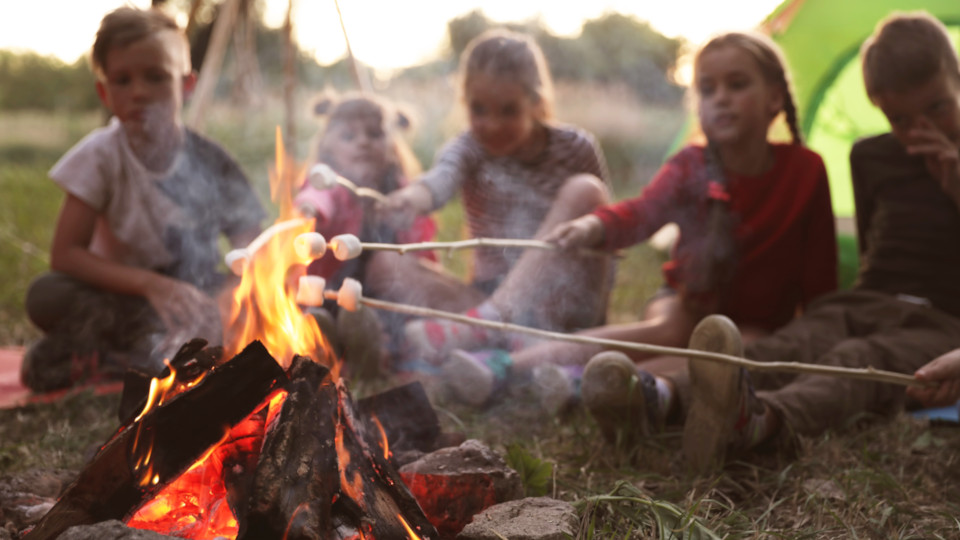 Kinder am Lagerfeuer
