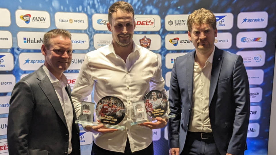 Angreifer Andrew Yogan zum besten Stürmer und besten Spieler gewählt