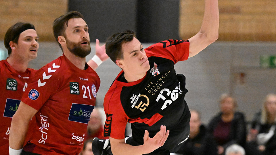 Adler Regensburg: #73 Linkshänder Dario Feuerriegel sah am Samstag „Rot" gegen den stärksten VfL-Günzburg-Spieler Kilian Weigl