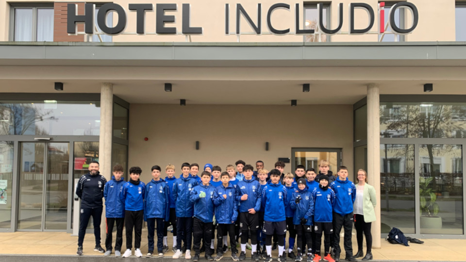 Gruppenfoto der U14- und U15-Teams des SV Burgweinting