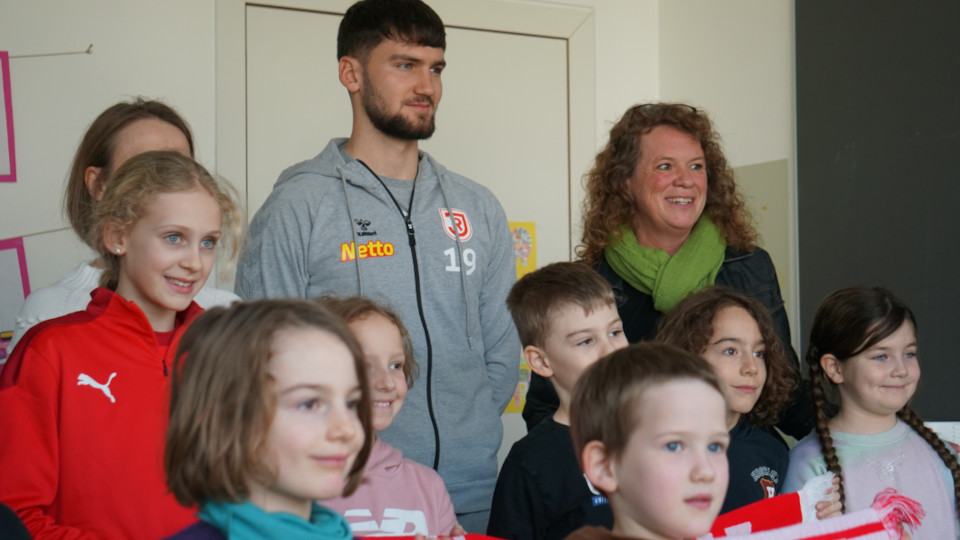 Schüler:innen wurden vom SSV Jahn zu einem Spiel eingeladen