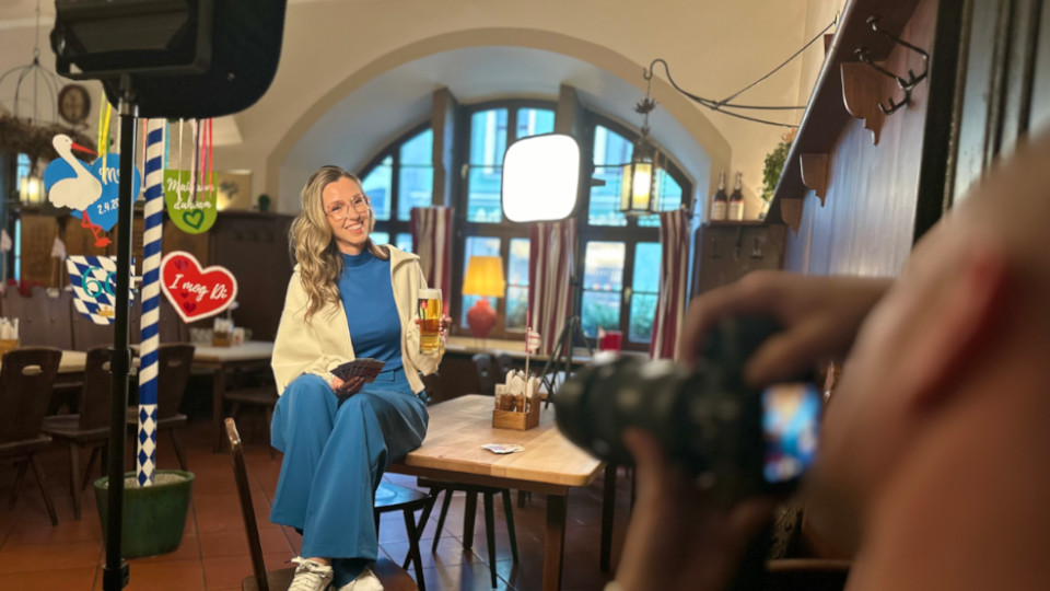 FACE AND FASHION-Shooting bei Bischofshof in Regensburg: Model Sarah posiert in einem traumhaften blauen Outfit und einem Bier in der Hand für Fotograf Michael Golinski.
