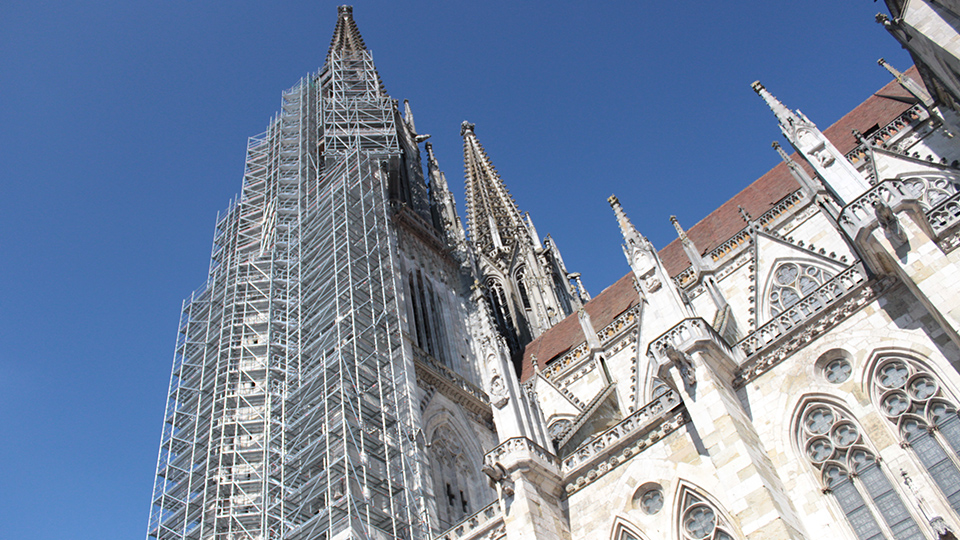 Regensburger Dom St. Peter mit großflächigem Gerüst