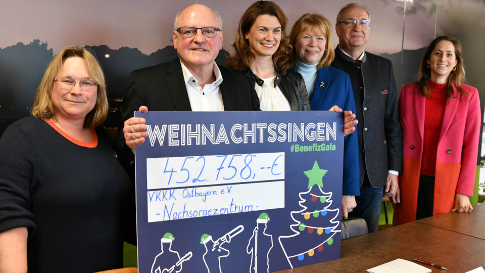 Ein Scheck in Höhe von 452.758 Euro ging an den VKKK Ostbayern