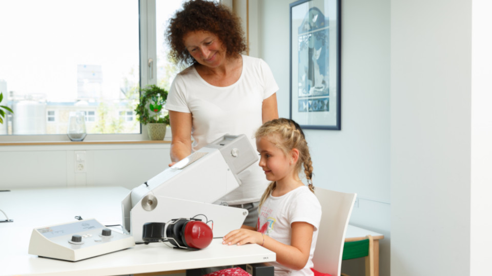 Eine Augenuntersuchung eines Vorschulkinds