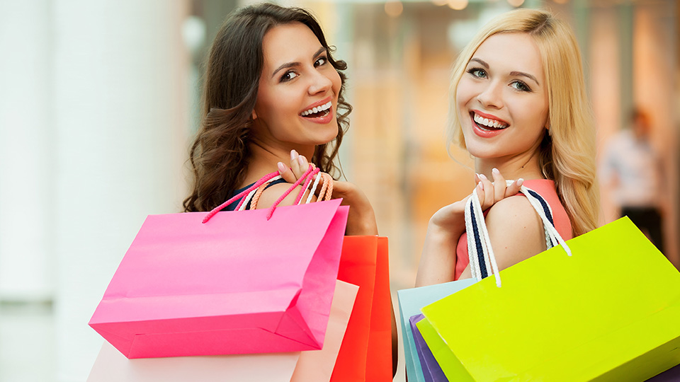 DEZ in Top Ten der beliebstesten Einkaufszentren: Symbolbild von zwei lächelnden Frauen mit Einkaufstüten