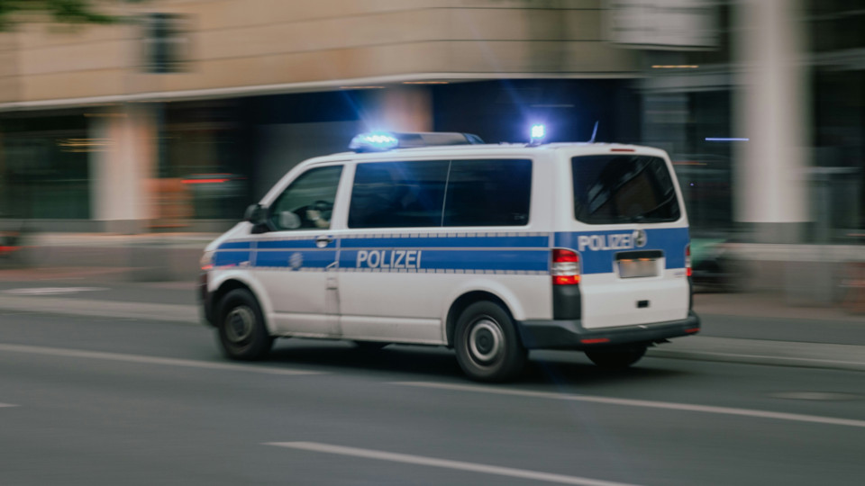 Ein Polizeifahrzeug im Einsatz