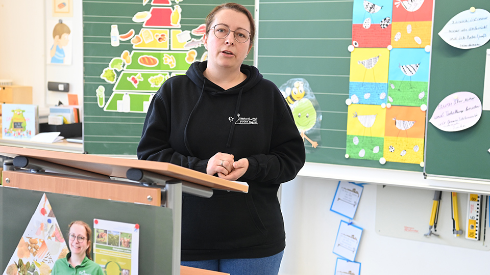 Bio-Landwirtin Heidi Ziegaus zeigt in der Schulstunde bio-regionalen Produkte und eine Ernährungspyramide.