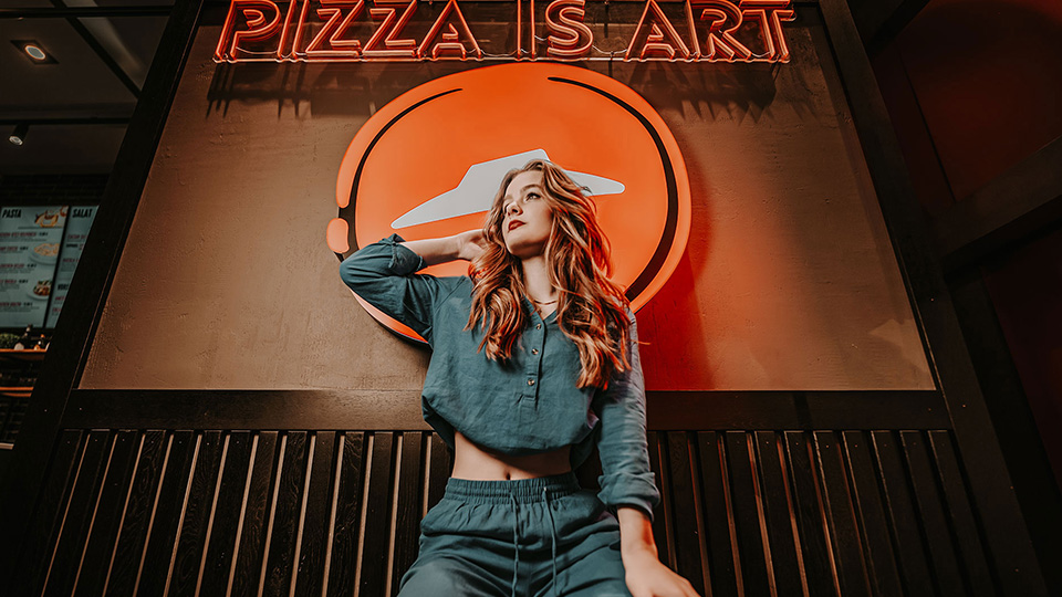 Model Marlene beim FACE AND FASHION-Shooting im Pizza Hut