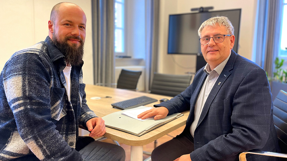 Joachim Bauer (links) erstellt Katastrophenschutzplan für die Stadt Hemau. Rechts: Bürgermeister Herbert Tischhöfer.