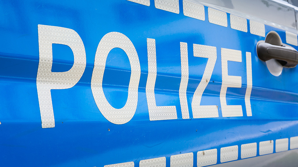 Schriftzug "Polizei" auf Streifenwagen