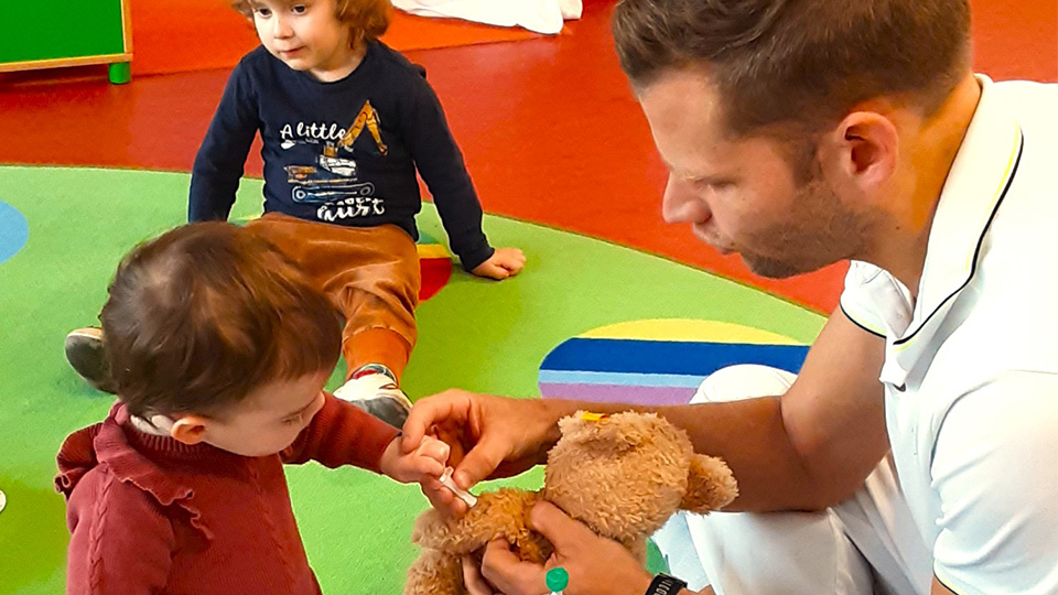 Dr. Matthias Plinke untersuchte Kuscheltiere im Johanniter-Kinderhaus „Purzelbaum".
