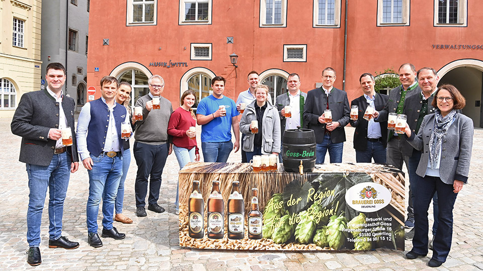 Gemeinsam mit der Oberbürgermeisterin Gertrud Maltz-Schwarzfischer verkosteten die Brauereivertreter den Georgi-Zwickl am Haidplatz