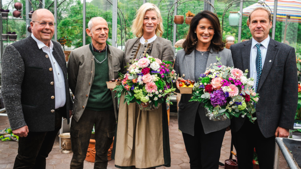 Staatsministerin Michaela Kaniber gemeinsam mit Herrn Herbert Puffer (Vizepräsident Bayerischer Gärtnereiverband), Herrn Gundolf Steiner (Betriebsinhaber Floralmanufaktur), Frau Daniela Meindl (Modedesignerin) und Herrn Manfred Fahn (Bezirksvorsitzender BGV Oberbayern) (v.l.n.r.) bei der Taufe der „Bella Stella“.