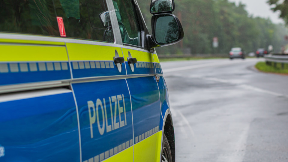 Ein Polizeifahrzeug am Straßenrand