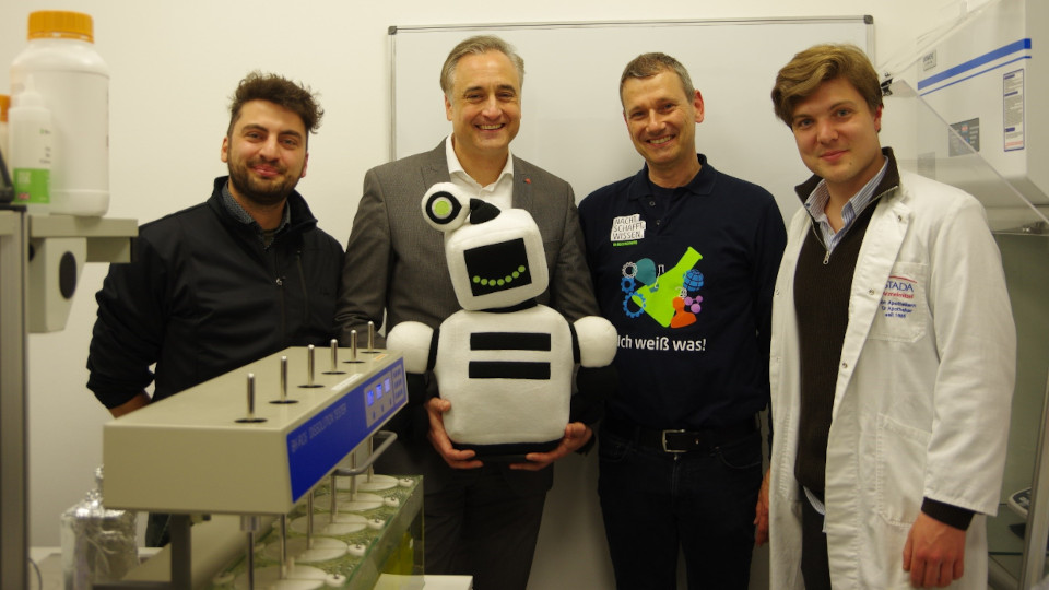 Co-Founder von EVANIUM Healthcare GmbH Felix Rolka,  Stadtrat Dr. Thomas Burger, Geschäftsführer BioPark Regensburg Dr. Thomas Diefenthal  und Co-Founder von EVANIUM Healthcare GmbH David Ofner 