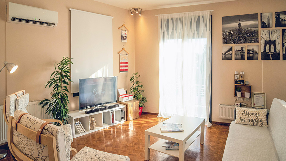 Schöne, helle Wohnung mit Dekoelementen, Kissen und Bildern