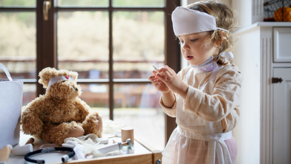Ein Kind verarztet einen Teddybär