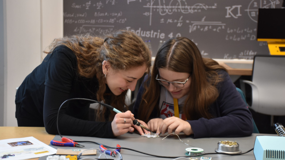 Zwei Mädchen beim Girl's Day bei Continental Regensburg