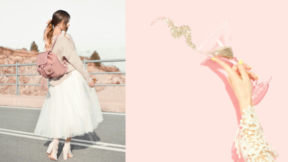 Frau in den Frühlingstrends 2024 gekleidet, mit weißem Rock, rosa Oberteil und Rucksack, daneben ein rosa Martini-Glas