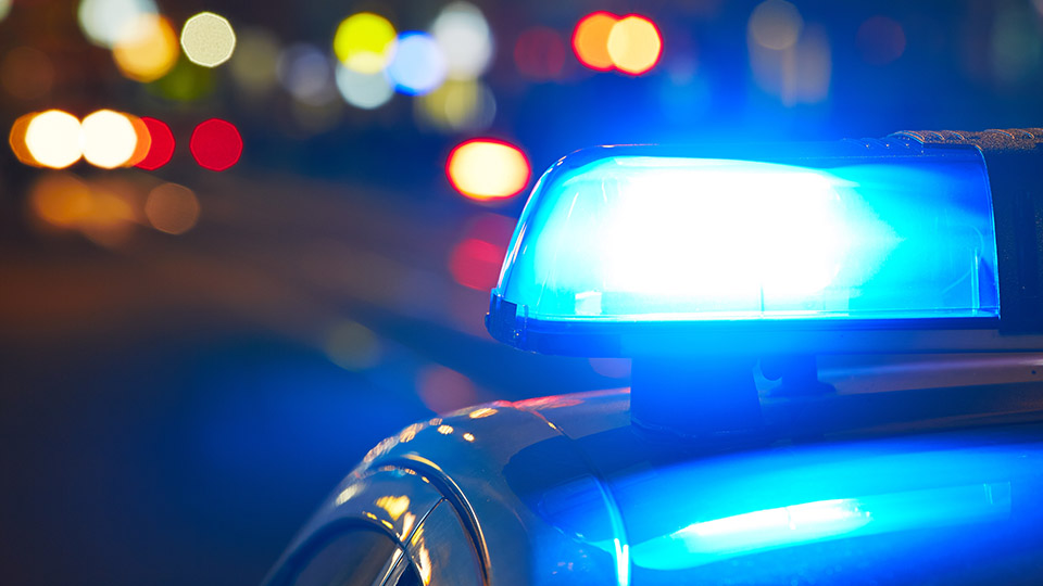 Streifenwagen der Polizei in der Nacht