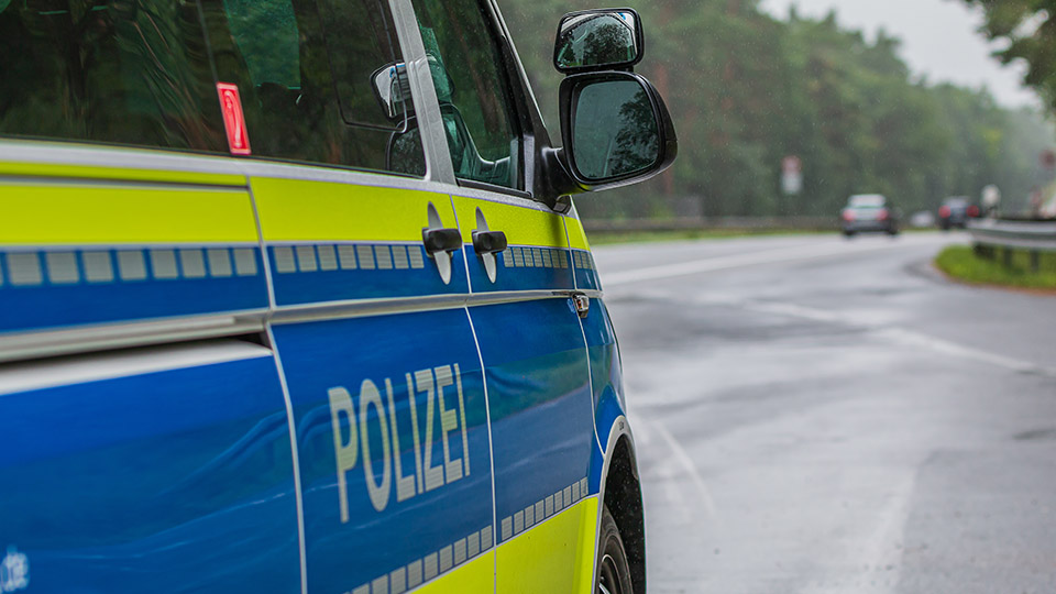 Streifenwagen der Polizei an der Straße