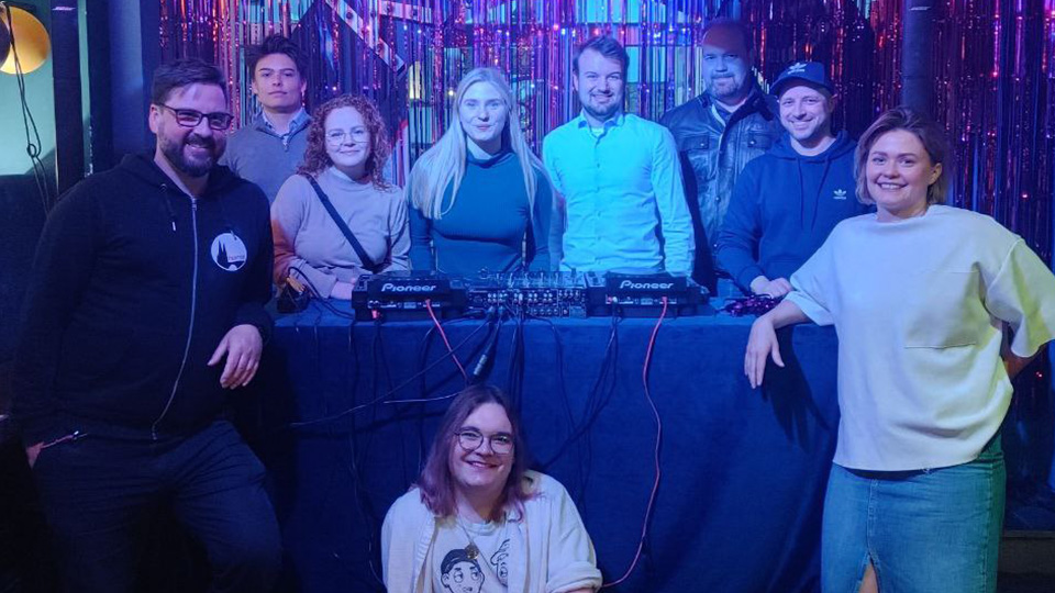 Vertreter:innen der Gastronomie und der Politik stehen um das DJ Pult der Bar "Kosmonaut"