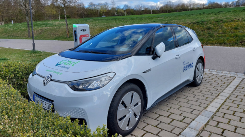 E-Carsharing: E-Auto, das gerade auf einem Parkplatz steht