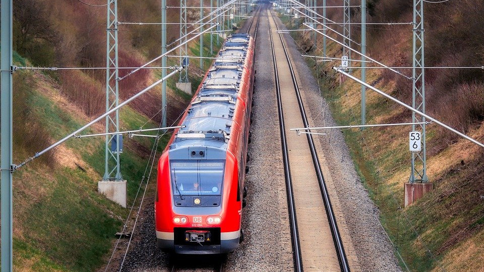 Mehr Menschen nutzen Regionalverkehr: Zug, der gerade durch eine hügelige Landschaft fährt