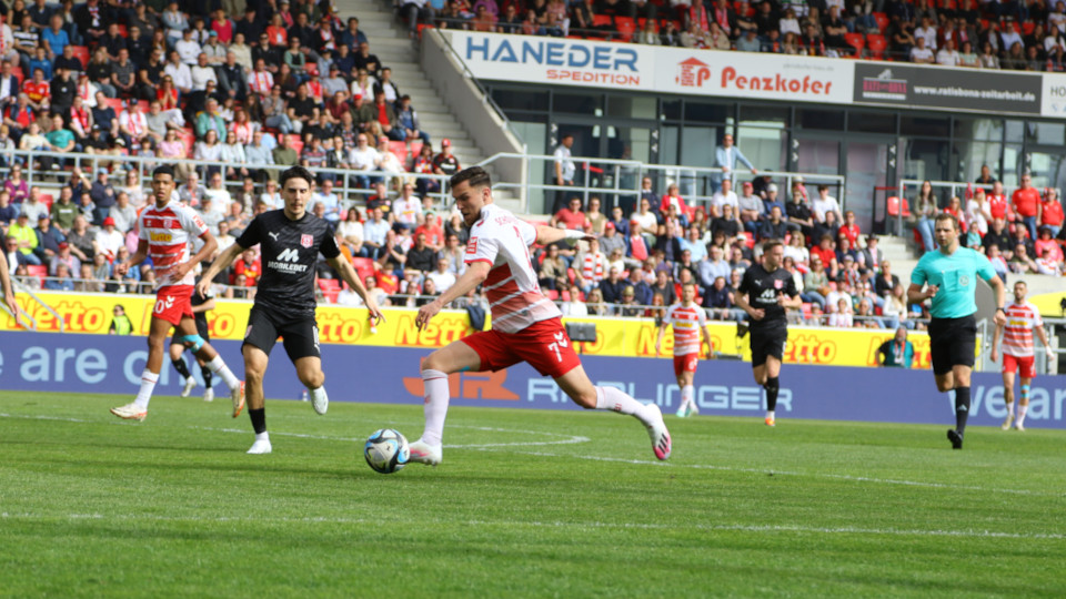 Die Jahnelf gegen den Halleschen FC