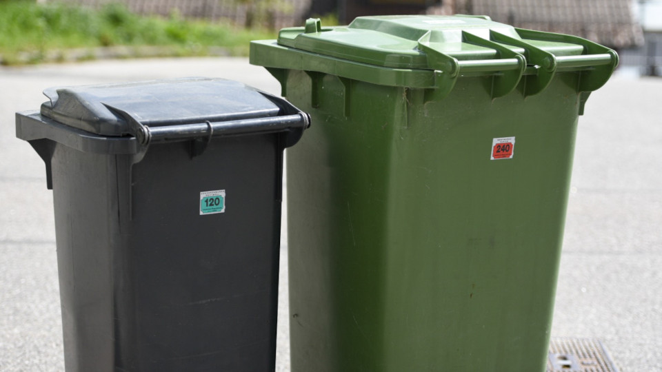 Restmüll und Papiertonne