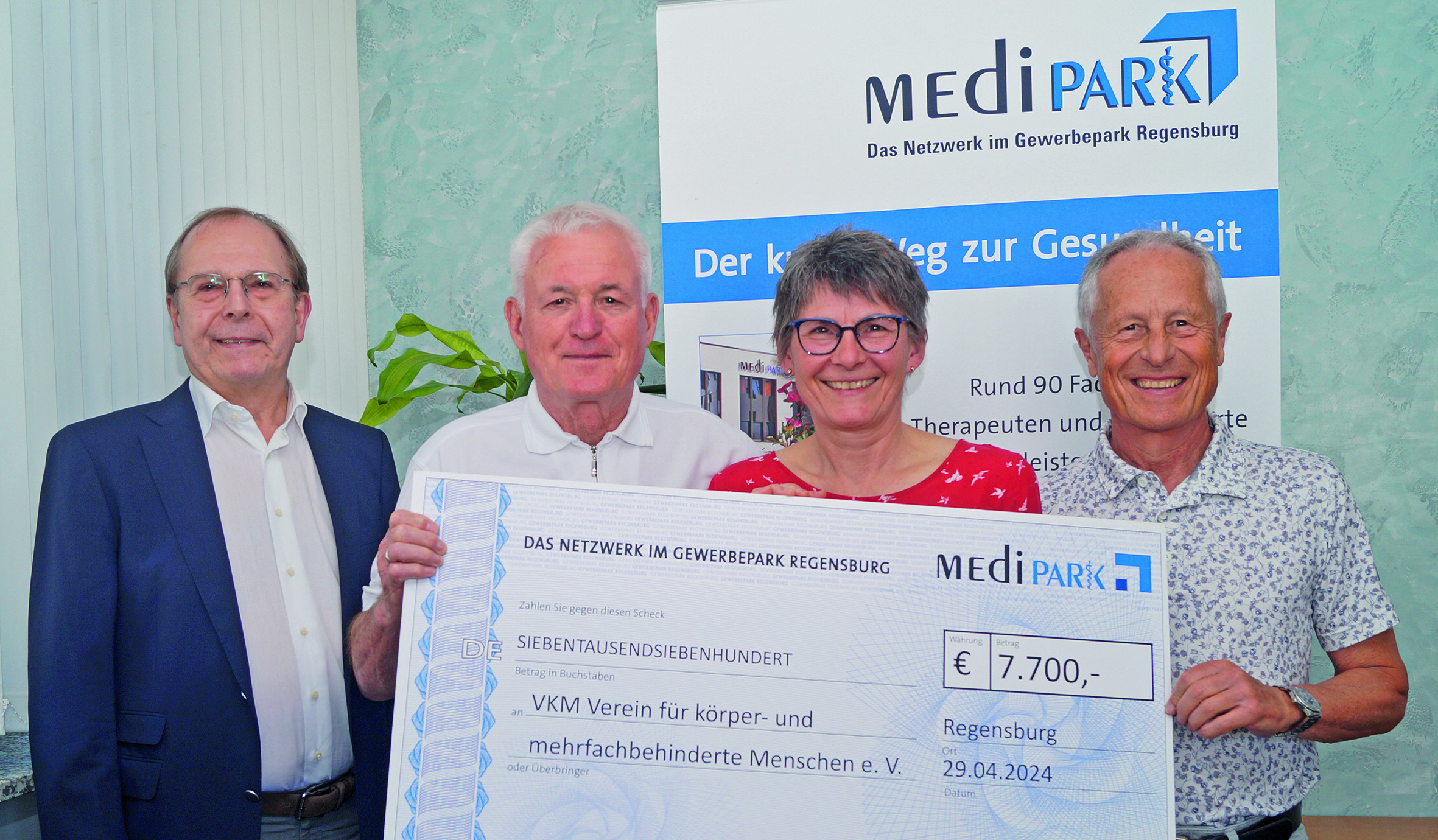 Scheckübergabe der Ärtze im MediPark an Theo