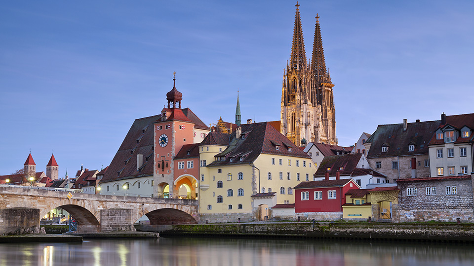 Regensburg mit dem Dom in der Abenddämmerung