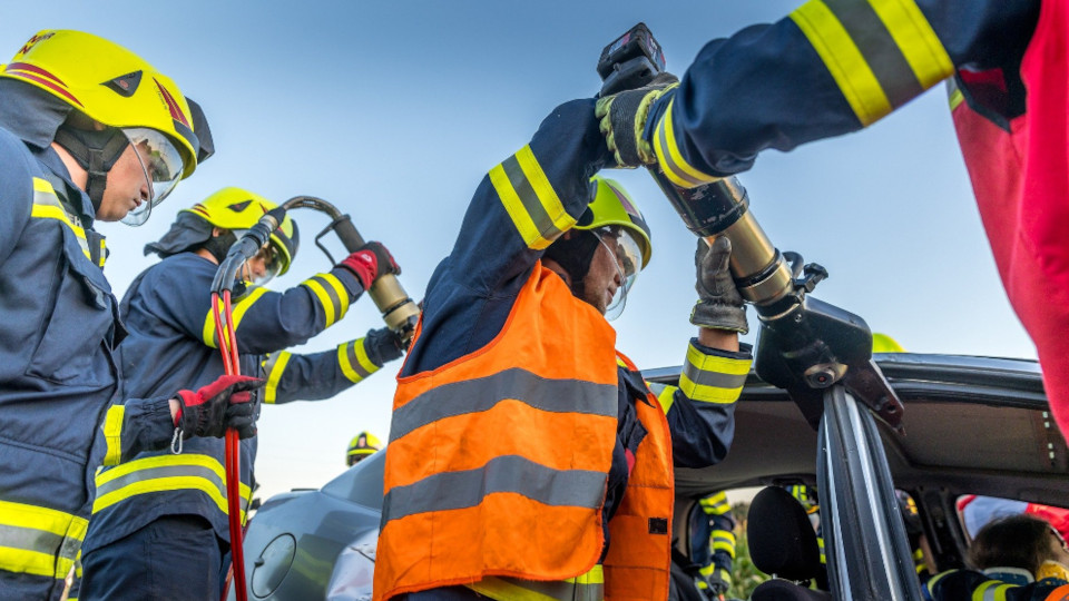Die Feuerwehr befreit Insassen aus einem Fahrzeug