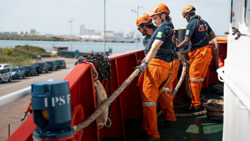 Die Besatzung der SEA-EYE 4 beim Ablegen des Schiffes