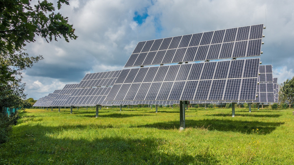 Eine Solaranlage auf einer Wiese