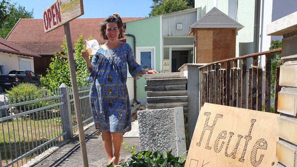 Die Künstlerin Katharina Claudia Dobner vor ihrer ART-Praxis in Sünching