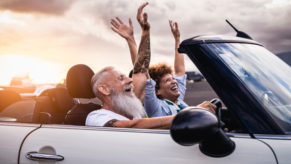 Zwei Personen im Cabrio