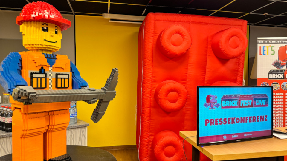 Eine große Legofigur auf dem Bricks Fest