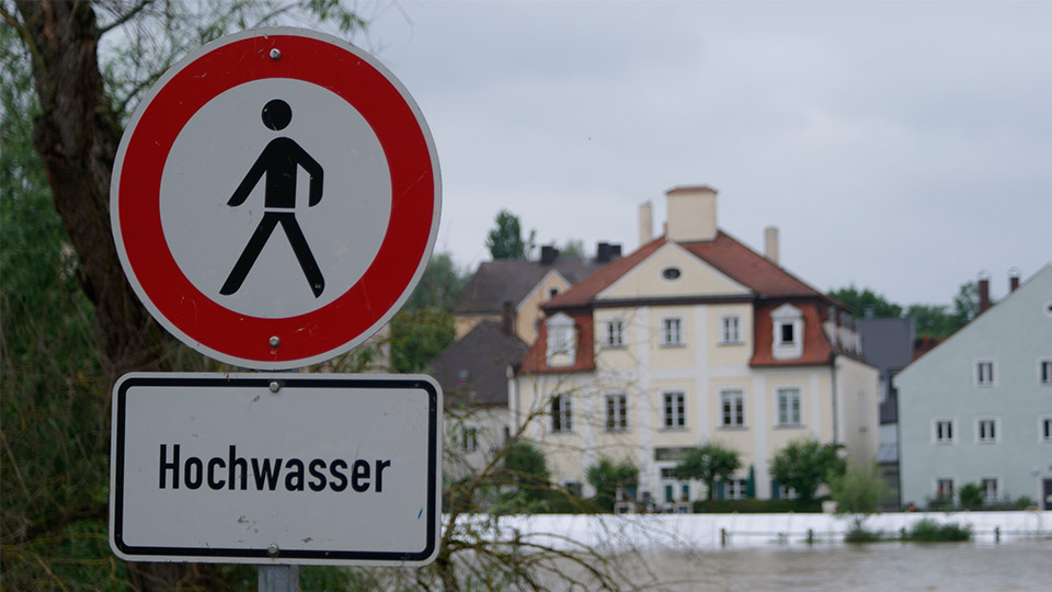 Hochwasser in Regensburg: "Hochwasser"-Schild vor der Donau