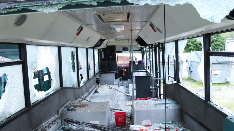 Einer der Busse, der von den Vandalen verwüstet wurde