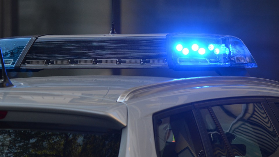 Streifenwagen der Polizei in der Nacht