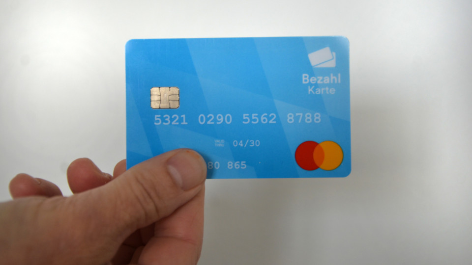 Die neue Bezahlkarte für Asylbewerber