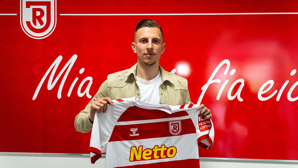 SSV Jahn Neuzugang Nico Ochojski mit dem Jahn-Trikot in der Hand
