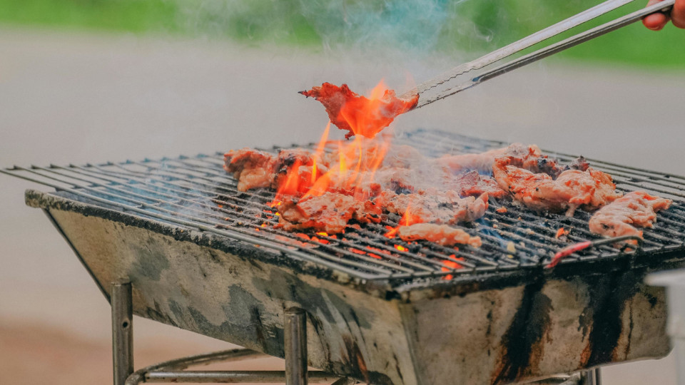 Rauchender Grill mit Fleisch 