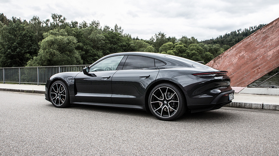 Unser Testauto, der Porsche Taycan 4S in Schwarz